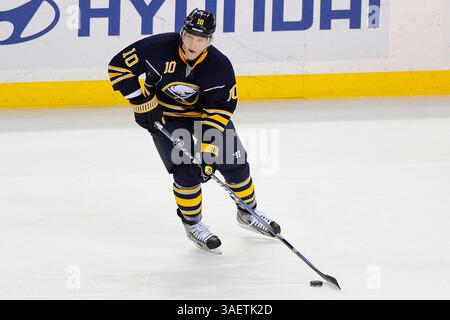 23. November 2011: Buffalo Sabres Verteidiger Christian Ehrhoff (10) skatet mit dem Puck während der dritten Phase eines NHL-Spiels zwischen den Buffalo Sabres und den Boston Bruins im First Niagara Center in Buffalo, New York. (Bild: © Rich Barnes/Cal Sport Media/ZUMAPRESS.com) Stockfoto