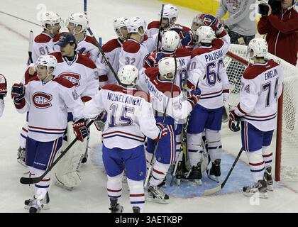 23. November 2011 - Raleigh, NC, USA - die Montreal canadiens feiern, nachdem sie am Mittwoch, 23. November 2011, im RBC Center in Raleigh, North Carolina ein NHL-Spiel gewonnen haben. (Foto: © Chris Seward/Raleigh News & Observer/MCT/ZUMAPRESS.com) Stockfoto