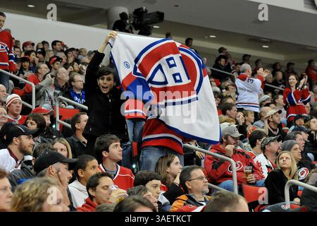 November 2011: Raleigh, North Carolina, USA S - Montreal Canadiens Fans feiern nach einem Tor. Canadiens besiegte die Hurricanes 4-3 im RBC Center in Raleigh North Carolina. (Bild: © Anthony Barham/Southcreek/ZUMAPRESS.com) Stockfoto