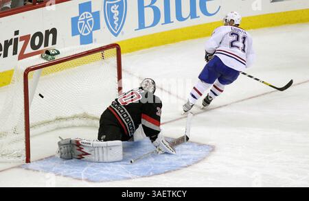 23. November 2011 - Raleigh, NC, USA - Brian Gionta (21) der Montreal Canadiens (21) bringt den Puck am Cam Ward der Carolina Hurricanes (30) vorbei und gewinnt das Tor bei einem NHL-Spiel im RBC Center in Raleigh, North Carolina am Mittwoch, 23. November 2011. (Foto: © Chris Seward/Raleigh News & Observer/MCT/ZUMAPRESS.com) Stockfoto