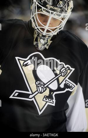 November 2011: Pittsburgh, PENNSYLVANNIA, USA S - Pittsburgh Penguins Torwart Brent Johnson (1) während der Aufwärmphase vor dem Spiel, als die Pittsburgh Penguins im CONSOL Energy Center in Pittsburgh, PA, gegen die St. Louis Blues kämpfen... besiegen Blues die Penguins 3-2 im Laufe der Zeit. (Bild: © Dean Beattie/Southcreek/ZUMAPRESS.com) Stockfoto