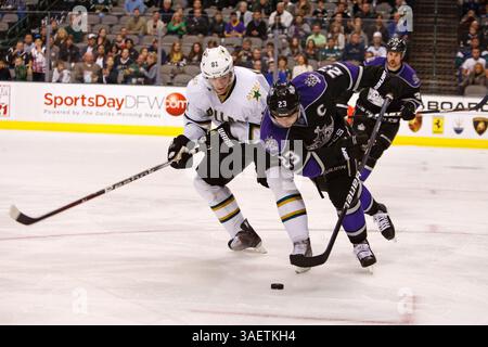 23. November 2011: Dallas, Texas, USA – die Dallas Stars Stürmer Tomas Vincour (81) und Los Angeles Kings Stürmer Dustin Brown (23) kämpfen um den Puck während der Action zwischen den Dallas Stars und den Los Angeles Kings. Dallas besiegt Los Angeles in Überstunden 3-2 im American Airlines Center (Foto: © Andrew Dieb/Southcreek/ZUMAPRESS.com) Stockfoto