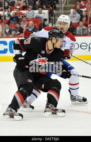 November 2011: Raleigh, North Carolina, USA Alexei Ponikarovsky (23) und der Verteidiger Josh Gorges (26) Canadiens besiegten die Hurricanes 4-3 im RBC Center in Raleigh North Carolina. (Bild: © Anthony Barham/Southcreek/ZUMAPRESS.com) Stockfoto