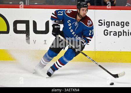 November 2011 – Denver, Colorado, USA Kyle Quincey (27) kontrolliert den Puck in der ersten Phase gegen die Vancouver Canucks. Die Colorado Avalanche beherbergte die Vancouver Canucks im Pepsi Center in Denver, CO. (Credit Image: © Isaiah Downing/Southcreek/ZUMApress.com) Stockfoto