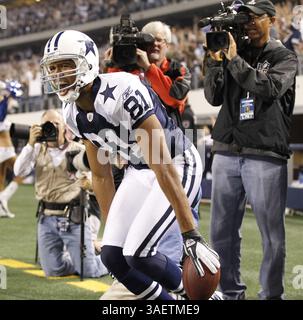 24. November 2011 - Arlington, TX, USA - Dallas Cowboys Wide Receiver Laurent Robinson (81) lächelt nach seinem Touchdown im 4. Quartal gegen die Miami Dolphins im Cowboys Stadium in Arlington, Texas, Donnerstag, 24. November 2011. Dallas gewann mit 20:19. (Kreditbild: © Ron T. Ennis/Fort Worth Star-Telegram/MCT/ZUMAPRESS.com) Stockfoto
