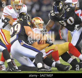 24. November 2011 - Baltimore, MD, USA - San Francisco 49ers Quarterback Alex Smith wird von Baltimore Ravens Linebacker Paul Kruger (99) und Baltimore Ravens Defensive End Pernell McPhee (90) in der ersten Spielhälfte am Donnerstag, den 24. November 2011, in Baltimore, Maryland, entlassen. (Kreditbild: © Doug Kapustin/MCT/MCT/ZUMAPRESS.com) Stockfoto