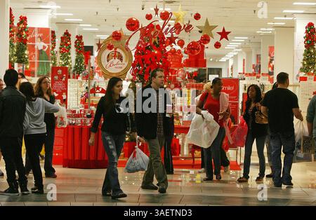 November 2011 - St. Petersburg, FL, USA - SP 346927 KEEL BLACKFRIDAY  SCOTT KEELER(11/25/2011 ST. PETERSBURG) 1. Black Friday Shopper kommen und gehen von Macy's in der Tyrone Square Mall, Freitag früh am Freitagmorgen. Das Einkaufszentrum war voll mit Einkäufern. TIMES FOTO SCOTT KEELER (Foto: © St. Petersburg Times/ZUMAPRESS.com) Stockfoto