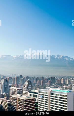 August 2011 - Santiago, Chile - Blick auf die Stadt und die Anden im Hintergrund. Santiago, auch bekannt als Santiago de Chile, ist die Hauptstadt und größte Stadt Chiles und das Zentrum seines größten Ballungsraums (Großraum Santiago). Sie liegt im zentralen Tal des Landes auf einer Höhe von 520Êm (1,706.04Êft) über dem mittleren Meeresspiegel. (Kreditbild: © Ricardo Ribas/ZUMAPRESS.com) Stockfoto