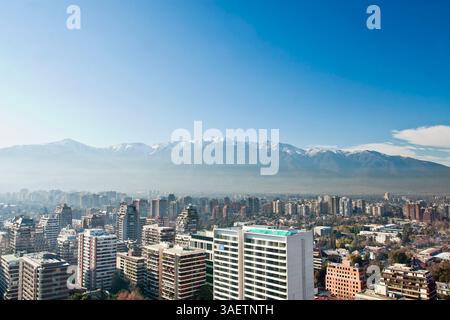August 2011 - Santiago, Chile - Blick auf die Stadt und die Anden im Hintergrund. Santiago, auch bekannt als Santiago de Chile, ist die Hauptstadt und größte Stadt Chiles und das Zentrum seines größten Ballungsraums (Großraum Santiago). Sie liegt im zentralen Tal des Landes auf einer Höhe von 520Êm (1,706.04Êft) über dem mittleren Meeresspiegel. (Kreditbild: © Ricardo Ribas/ZUMAPRESS.com) Stockfoto