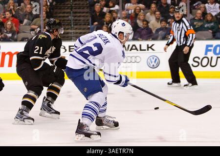 25. November 2011: Dallas, Texas, USA – Toronto Maple Leafs ist TYLER BOZAK (42) bei der Aktion zwischen den Dallas Stars und Toronto Maple Leafs. Nach zwei Perioden sind Toronto und Dallas im American Airlines Center mit 2-2 gleich. (Bild: © Andrew Dieb/Southcreek/ZUMAPRESS.com) Stockfoto