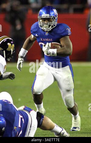 26. November 2011: Kansas City, Missouri, Vereinigte Staaten von Amerika – Kansas Jayhawks, die sich auf James Sims (29) zurückdrehen, streitet in der zweiten Spielhälfte um die Yardage. Missouri besiegt Kansas 24-10 im Arrowhead Stadium in Kansas City, MO. (Kreditbild: © Jacob Paulsen/Southcreek/ZUMAPRESS.com) Stockfoto