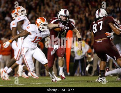 26. November 2011: Columbia, SC, USA - South Carolina Quarterback Connor Shaw (14) kämpft am Samstag, 26. November 2011 in Columbia, South Carolina gegen Clemson. (Kreditbild: © Gerry Melendez/The State/MCT/ZUMAPRESS.com) Stockfoto