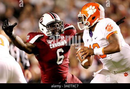 26. November 2011 - Columbia, SC, USA - Melvin Ingram (6) von South Carolina Pressure Quarterback Tajh Boyd von Clemson am Samstag, 26. November 2011, in Columbia, South Carolina. (Kreditbild: © C.. Aluka Berry/The State/MCT/ZUMAPRESS.com) Stockfoto
