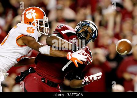 26. November 2011 - Columbia, South Carolina, USA - ALSHON JEFFERY aus South Carolina kann in der Endzone keinen Pass ziehen, da er von COTY SENSABAUGH von Clemson Saturday in Columbia verteidigt wird. (Kreditbild: © C.. Aluka Berry/The State/MCT/ZUMAPRESS.com) Stockfoto