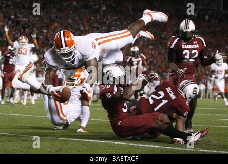 26. November 2011: Columbia, SC, USA - Dwayne Allen (83) von Clemson springt am Samstag, 26. November 2011 in Columbia, South Carolina zum Touchdown gegen South Carolina. (Kreditbild: © Gerry Melendez/The State/MCT/ZUMAPRESS.com) Stockfoto