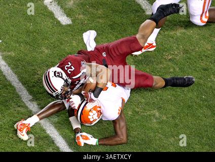 26. November 2011: Columbia, SC, USA - Brandon Wilds (22) aus South Carolina überquert am Samstag, 26. November 2011 in Columbia, South Carolina die Rashard Hall of Clemson. (Kreditbild: © Gerry Melendez/The State/MCT/ZUMAPRESS.com) Stockfoto