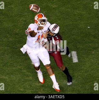 26. November 2011 - Columbia, SC, USA - Clemson Quarterback Tajh Boyd wird am Samstag, 26. November 2011 in Columbia, South Carolina von Stephon Gilmore getroffen. (Kreditbild: © Gerry Melendez/The State/MCT/ZUMAPRESS.com) Stockfoto