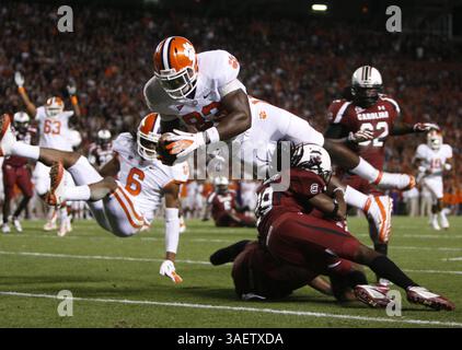 26. November 2011: Columbia, SC, USA - Dwayne Allen (83) von Clemson springt am Samstag, 26. November 2011 in Columbia, South Carolina zum Touchdown gegen South Carolina. (Kreditbild: © Gerry Melendez/The State/MCT/ZUMAPRESS.com) Stockfoto