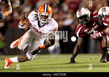 26. November 2011 – Columbia, SC, USA – Andre Ellington aus Clemson läuft am Samstag, den 26. November 2011, in Columbia, South Carolina um einen ersten Niederschlag gegen South Carolina. (Kreditbild: © C.. Aluka Berry/The State/MCT/ZUMAPRESS.com) Stockfoto