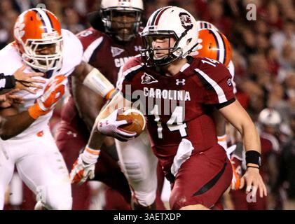 26. November 2011: Columbia, SC, USA - Quarterback Connor Shaw aus South Carolina läuft am Samstag, den 26. November 2011 in Columbia, South Carolina für einen Touchdown gegen Clemson. (Kreditbild: © C.. Aluka Berry/The State/MCT/ZUMAPRESS.com) Stockfoto