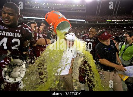 26. November 2011: Columbia, SC, USA – der Cheftrainer von South Carolina Steve Spurrier wird nach einem Sieg über Clemson am Samstag, 26. November 2011, in Columbia, South Carolina, übergossen. (Kreditbild: © Gerry Melendez/The State/MCT/ZUMAPRESS.com) Stockfoto