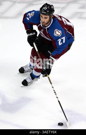 November 2011 – Denver, Colorado, USA Kyle Quincey (27), Verteidiger der Colorado Avalanche, schiebt den Puck in der dritten Periode über das Mitteleis gegen die Edmonton Oilers. Die Avalanche gewann mit 5:2. Die Colorado Avalanche beherbergte die Edmonton Oilers im Pepsi Center in Denver, CO. (Credit Image: © Isaiah Downing/Southcreek/ZUMApress.com) Stockfoto