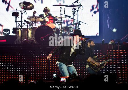 28. November 2011 - Hamilton, Ontario, Kanada - Sänger AXL ROSE und die Band Guns N' Roses treten live auf, während ihre Tour 2011 einen Halt am COPPS Coliseum macht (Foto: © Igor Vidyashev/ZUMAPRESS.com) Stockfoto
