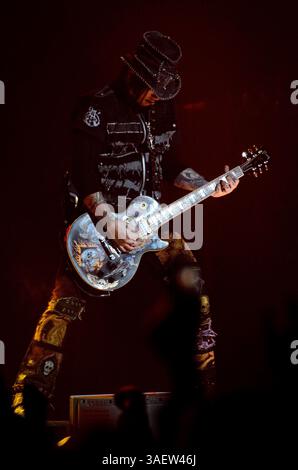 28. November 2011 - Hamilton, Ontario, Kanada - Gitarrist DJ ASHBA und die Band Guns N' Roses treten live auf, während ihre Tour 2011 einen Halt im COPPS Coliseum macht (Bild: © Igor Vidyashev/ZUMAPRESS.com) Stockfoto