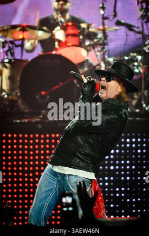 28. November 2011 - Hamilton, Ontario, Kanada - Sänger AXL ROSE und die Band Guns N' Roses treten live auf, während ihre Tour 2011 einen Halt am COPPS Coliseum macht (Foto: © Igor Vidyashev/ZUMAPRESS.com) Stockfoto
