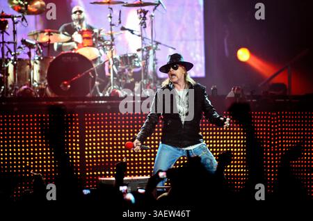 28. November 2011 - Hamilton, Ontario, Kanada - Sänger AXL ROSE und die Band Guns N' Roses treten live auf, während ihre Tour 2011 einen Halt am COPPS Coliseum macht (Foto: © Igor Vidyashev/ZUMAPRESS.com) Stockfoto