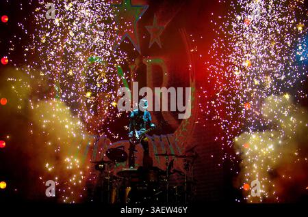 28. November 2011 - Hamilton, Ontario, Kanada - Gitarrist DJ ASHBA und die Band Guns N' Roses treten live auf, während ihre Tour 2011 einen Halt im COPPS Coliseum macht (Bild: © Igor Vidyashev/ZUMAPRESS.com) Stockfoto