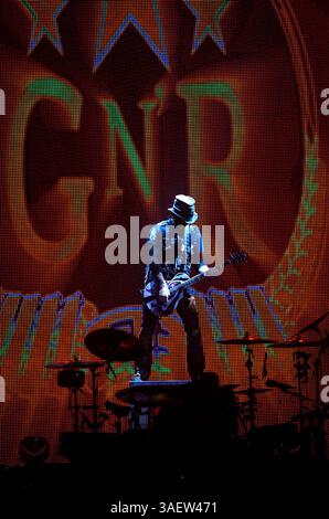 28. November 2011 - Hamilton, Ontario, Kanada - Gitarrist DJ ASHBA und die Band Guns N' Roses treten live auf, während ihre Tour 2011 einen Halt im COPPS Coliseum macht (Bild: © Igor Vidyashev/ZUMAPRESS.com) Stockfoto