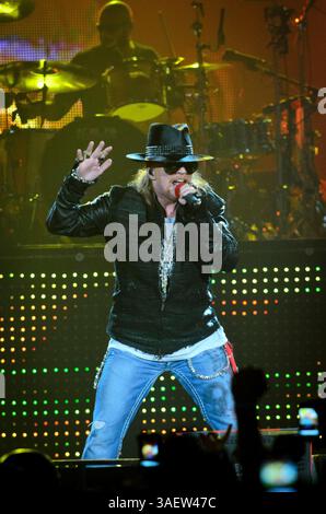28. November 2011 - Hamilton, Ontario, Kanada - Sänger AXL ROSE und die Band Guns N' Roses treten live auf, während ihre Tour 2011 einen Halt am COPPS Coliseum macht (Foto: © Igor Vidyashev/ZUMAPRESS.com) Stockfoto