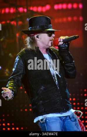 28. November 2011 - Hamilton, Ontario, Kanada - Sänger AXL ROSE und die Band Guns N' Roses treten live auf, während ihre Tour 2011 einen Halt am COPPS Coliseum macht (Foto: © Igor Vidyashev/ZUMAPRESS.com) Stockfoto