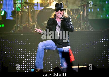 28. November 2011 - Hamilton, Ontario, Kanada - Sänger AXL ROSE und die Band Guns N' Roses treten live auf, während ihre Tour 2011 einen Halt am COPPS Coliseum macht (Foto: © Igor Vidyashev/ZUMAPRESS.com) Stockfoto