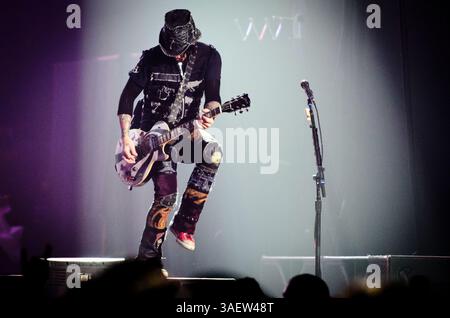28. November 2011 - Hamilton, Ontario, Kanada - Gitarrist DJ ASHBA und die Band Guns N' Roses treten live auf, während ihre Tour 2011 einen Halt im COPPS Coliseum macht (Bild: © Igor Vidyashev/ZUMAPRESS.com) Stockfoto