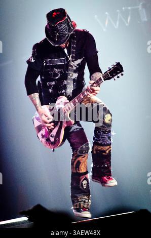28. November 2011 - Hamilton, Ontario, Kanada - Gitarrist DJ ASHBA und die Band Guns N' Roses treten live auf, während ihre Tour 2011 einen Halt im COPPS Coliseum macht (Bild: © Igor Vidyashev/ZUMAPRESS.com) Stockfoto