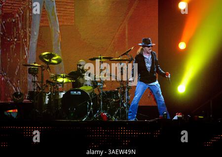 28. November 2011 - Hamilton, Ontario, Kanada - Sänger AXL ROSE und die Band Guns N' Roses treten live auf, während ihre Tour 2011 einen Halt am COPPS Coliseum macht (Foto: © Igor Vidyashev/ZUMAPRESS.com) Stockfoto
