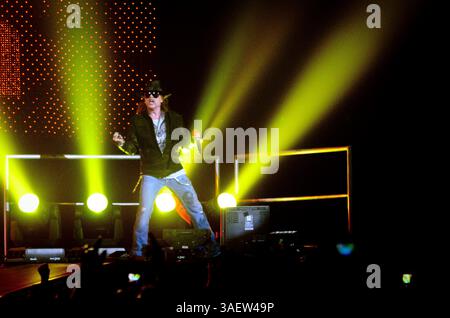 28. November 2011 - Hamilton, Ontario, Kanada - Sänger AXL ROSE und die Band Guns N' Roses treten live auf, während ihre Tour 2011 einen Halt am COPPS Coliseum macht (Foto: © Igor Vidyashev/ZUMAPRESS.com) Stockfoto