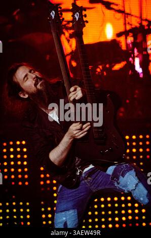28. November 2011 - Hamilton, Ontario, Kanada - Gitarrist RON 'BUMBLEFOOT' THAL und die Band Guns N' Roses treten live auf, während ihre Tour 2011 einen Halt im COPPS Coliseum macht (Bild: © Igor Vidyashev/ZUMAPRESS.com) Stockfoto
