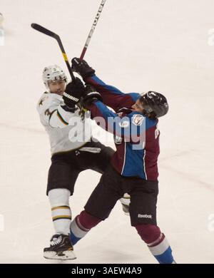 28. November 2011: Dallas-Verteidiger Stephane Robidas und Colorado-Center Matt Duchene überprüfen sich in der ersten Periode im Pepsi Center in Denver, CO. (Kreditbild: © Derek Regensburger/Cal Sport Media/ZUMAPRESS.com) Stockfoto