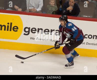 28. November 2011: Colorado-Rookie-Verteidiger Stefan Elliott führt den Puck für Colorado gegen die Dallas Stars in der ersten Periode im Pepsi Center in Denver, CO. (Kreditbild: © Derek Regensburger/Cal Sport Media/ZUMAPRESS.com) Stockfoto