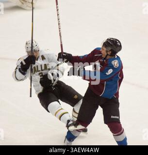 28. November 2011: Dallas Defenseman Stephane Robidas wird in der ersten Periode vom Colorado Center Matt Duchene im Pepsi Center in Denver kontrolliert. (Kreditbild: © Derek Regensburger/Cal Sport Media/ZUMAPRESS.com) Stockfoto