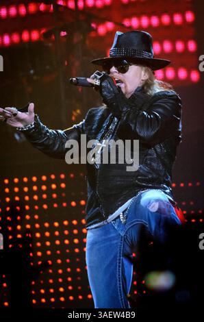 28. November 2011 - Hamilton, Ontario, Kanada - Sänger AXL ROSE und die Band Guns N' Roses treten live auf, während ihre Tour 2011 einen Halt am COPPS Coliseum macht (Foto: © Igor Vidyashev/ZUMAPRESS.com) Stockfoto