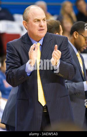 November 2011 – Los Angeles, Kalifornien, USA S - UCLA-Cheftrainer Ben Howland applaudiert seinem Team in der ersten Halbzeit. Die UCLA Bruins besiegt die Pepperdine Wellen 62-39. (Bild: © Josh Chapel/Southcreek/ZUMAPRESS.com) Stockfoto