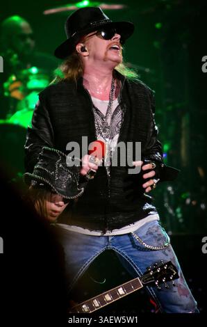 28. November 2011 - Hamilton, Ontario, Kanada - Gitarrist DJ ASHBA und Singer AXL ROSE und die Band Guns N' Roses treten live auf, während ihre Tour 2011 im COPPS Coliseum Halt macht (Bild: © Igor Vidyashev/ZUMAPRESS.com) Stockfoto