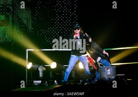 28. November 2011 - Hamilton, Ontario, Kanada - Sänger AXL ROSE und die Band Guns N' Roses treten live auf, während ihre Tour 2011 einen Halt am COPPS Coliseum macht (Foto: © Igor Vidyashev/ZUMAPRESS.com) Stockfoto
