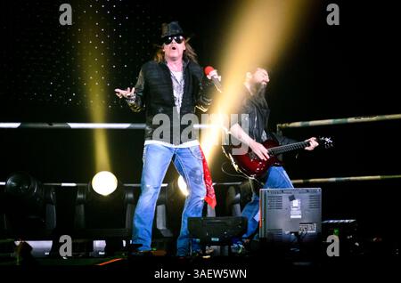 28. November 2011 - Hamilton, Ontario, Kanada - Sänger AXL ROSE und die Band Guns N' Roses treten live auf, während ihre Tour 2011 einen Halt am COPPS Coliseum macht (Foto: © Igor Vidyashev/ZUMAPRESS.com) Stockfoto