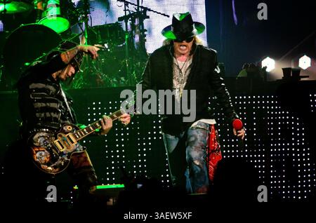 28. November 2011 - Hamilton, Ontario, Kanada - Gitarrist DJ ASHBA und Singer AXL ROSE und die Band Guns N' Roses treten live auf, während ihre Tour 2011 im COPPS Coliseum Halt macht (Bild: © Igor Vidyashev/ZUMAPRESS.com) Stockfoto