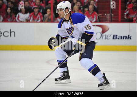 29. November 2011: Washington DC, District of Columbia, Vereinigte Staaten von Amerika – NHL-Spiel im Verizon Center; St. Louis Blues rechts, Jamie Langenbrunner (15). Blues Take the Caps zu Hause 2 - 1 (Bild: © Roland Pintilie/Southcreek/ZUMAPRESS.com) Stockfoto